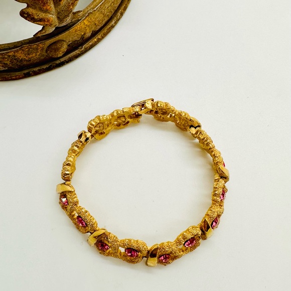 Vintage CROWN TRIFARI pink rhinestone Bracelet 💖 - Picture 15 of 17